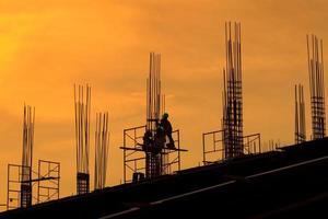 silhueta de construção civil na noite foto