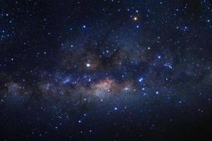 close-up da Via Láctea com estrelas e poeira espacial no universo foto