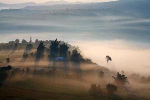 nevoeiro no nascer do sol da manhã e estrada no ponto de vista khao takhian ngo em khao-kho phetchabun, tailândia foto