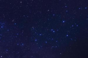 céu noturno estrelado, galáxia da via láctea com estrelas e poeira espacial no universo, fotografia de longa exposição, com grãos. foto