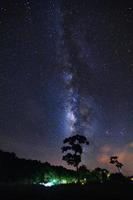 galáxia da via láctea com nuvem e poeira espacial no universo foto