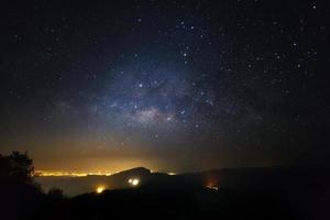 galáxia da via láctea em doi inthanon chiang mai, tailândia. fotografia de longa exposição. com grão foto