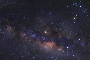 close-up da Via Láctea com estrelas e poeira espacial no universo, fotografia de longa exposição, com grãos. foto