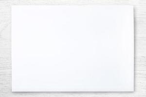 papel branco na mesa de madeira branca foto