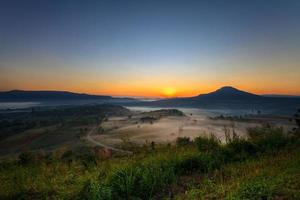 amanhecer enevoado no ponto de vista de khao takhian ngo em khao-kho phetchabun, tailândia foto