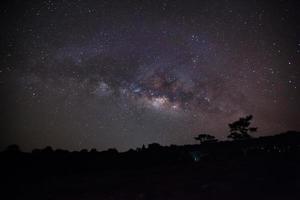 via láctea e silhueta de árvore no parque nacional de phu hin rong kla, phitsanulok tailândia. fotografia de longa exposição.com grão foto