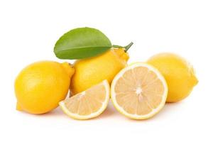 limão isolado no fundo branco foto
