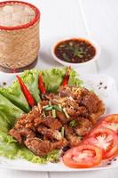carne de porco entremeada frita com molho picante, comida tailandesa foto