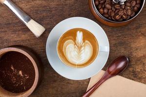 xícara de café no fundo de madeira marrom foto