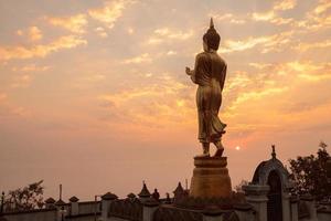 estátua de buda do nascer do sol da manhã em pé em wat phra que khao noi em nan, tailândia foto