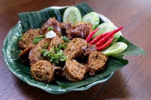 salsicha do norte da Tailândia ou salsicha de chiang mai é uma salsicha de porco grelhada foto