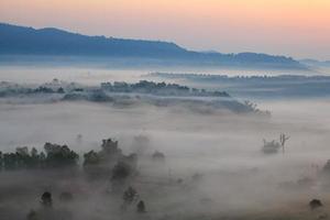 nevoeiro no nascer do sol da manhã e estrada no ponto de vista khao takhian ngo em khao-kho phetchabun, tailândia foto