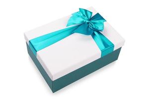 caixa de presente branca com fita azul clara isolada no fundo branco foto
