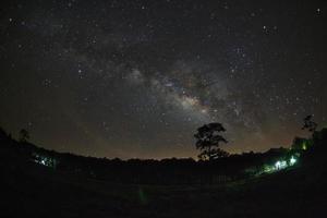 via láctea e silhueta de árvore no parque nacional de phu hin rong kla, phitsanulok tailândia, fotografia de longa exposição. com grão foto