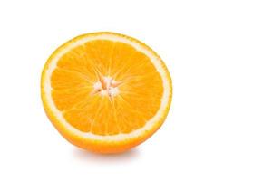 fatia de laranja isolada em branco foto