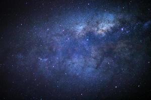 o centro da galáxia da via láctea. fotografia de longa exposição.com grão foto