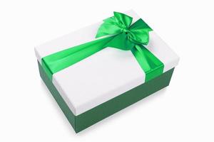 caixa de presente branca com fita verde isolada no fundo branco foto