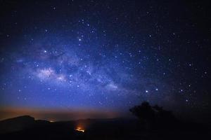 galáxia da via láctea em doi inthanon chiang mai, tailândia. fotografia de longa exposição. com grão foto