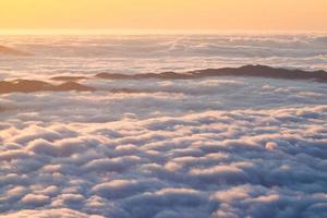 montanhas sob neblina de manhã doi phu kha national park em nan, tailândia foto