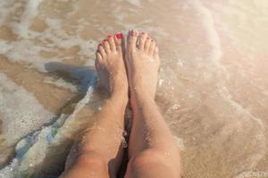 pernas de menina no mar foto