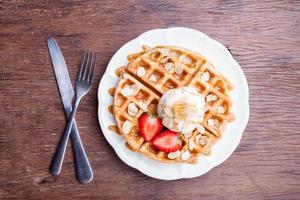 waffles com morangos e sorvete foto