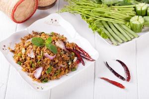 salada de peixe-gato grelhado picado picante, comida tailandesa foto