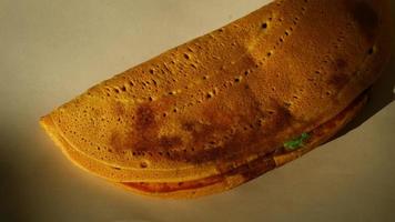 martabak doce fino amarelo de três pilhas foto