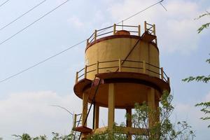 tanque de água da aldeia, bagalkot. foto