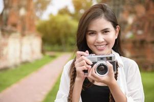 jovem mulher bonita viajando e tirando foto no parque histórico tailandês, feriados e conceito de turismo cultural.