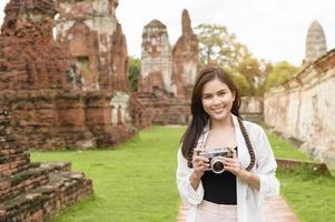 jovem mulher bonita viajando e tirando foto no parque histórico tailandês, feriados e conceito de turismo cultural.