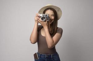 jovem turista asiática feliz sobre o conceito de estúdio, viagens e feriados de fundo branco. foto