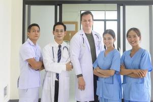 uma equipe médica de confiança profissional asiática está andando no hospital, conceito de cuidados de saúde. foto
