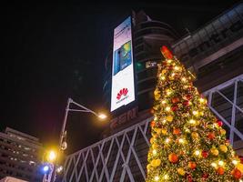 bangkok tailândia - árvore de natal de 13 de dezembro de 2018 na frente da loja de departamento do mundo central com turista andando na véspera de natal cidade tailândia foto