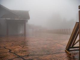 nevoeiro cobre toda a montanha tianzi no parque florestal nacional de zhangjiajie no distrito de wulingyuan cidade de zhangjiajie china no dia de neblina. foto