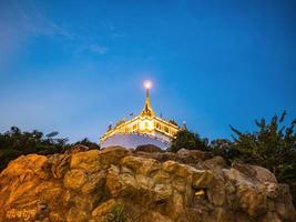 montagem dourada no templo de wat saket. o destino de viagem marcante da cidade de bangkok, tailândia foto