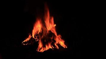um fogo que queima na noite escura foto