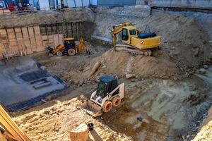 equipamentos de construção pesada trabalhando no canteiro de obras. foto