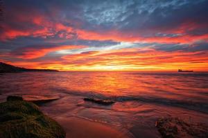 incrível nascer do sol vermelho sobre o mar. foto