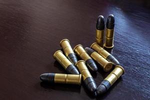 balas na mesa. munição. conceito de crime foto