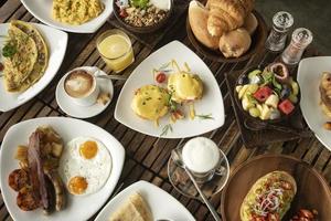 muitos itens de comida de café da manhã ocidental misto na mesa de café foto