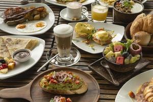 muitos itens de comida de café da manhã ocidental misto na mesa de café foto