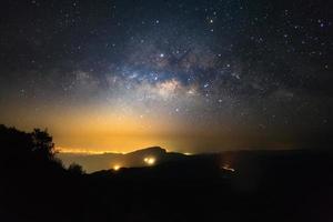 galáxia da via láctea em doi inthanon chiang mai, tailândia. fotografia de longa exposição. com grão foto