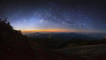 panorama Via Láctea em Doi Inthanon Chiang Mai, Tailândia. fotografia de longa exposição. com grãos foto