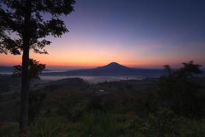 amanhecer enevoado no ponto de vista de khao takhian ngo em khao-kho phetchabun, tailândia foto