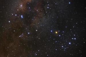 constelação de escorpião e o centro da galáxia da via láctea, fotografia de longa exposição, com grão foto