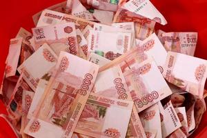 close-up de notas russas. cinco mil notas de rublo