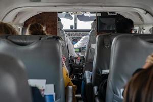 atrás do controle da sala do piloto no pequeno avião a jato particular na tailândia. foto