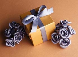 flores cinza e caixa de presente dourada
