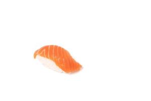 uma vista de seção isolada de sushi de salmão em fundo branco. caminhos de recorte foto