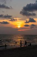 clássico lindo crepúsculo romântico e incrível momento do pôr do sol na praia de chantaburi - leste da tailândia. foto